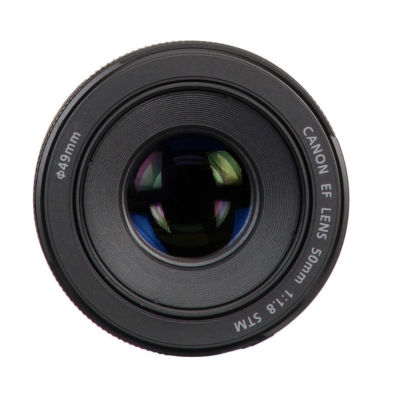 تصویر بسته از المنت جلویی لنز Canon EF 50mm f/1.8 STM – نمایش پوشش ضد بازتاب