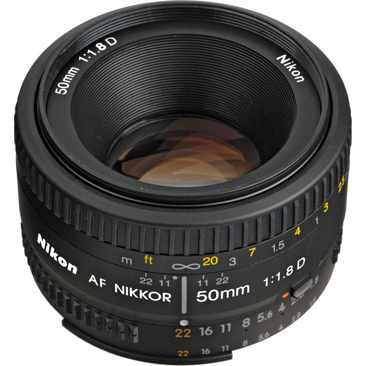 - نمای نزدیک از لنز Nikon 50mm f/1.8D با مانت فلزی و طراحی کلاسیک سری D