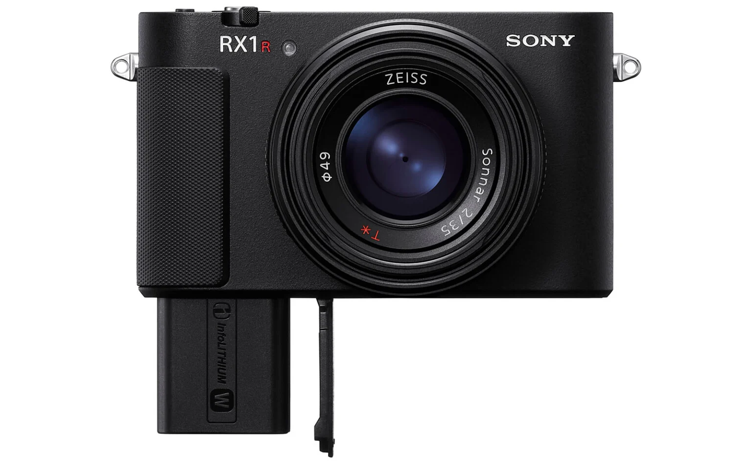 عکس باتری NP-FW50 سونی در کنار دوربین RX1R III با اشاره به افزایش ظرفیت نسبت به مدل قبلی