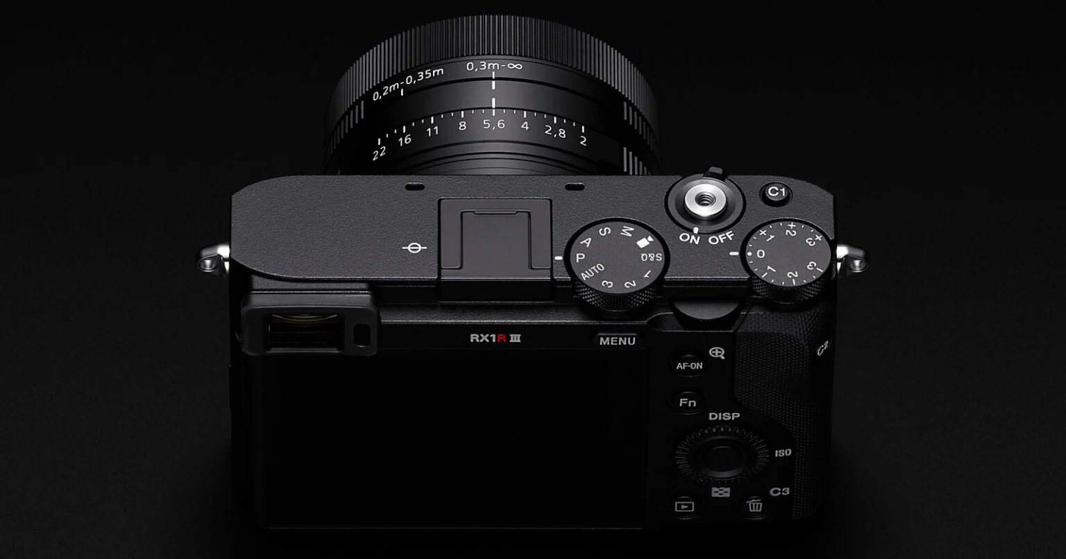 تصویر کامل از Sony RX1R III در حالت آماده به‌کار، مناسب برای عکاسی خیابانی