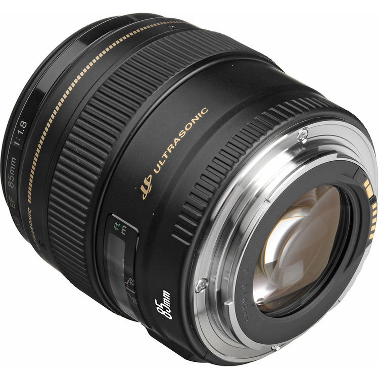 تصویر لنز Canon 85mm f/1.8 USM در کنار نمونه‌های عکاسی پرتره، نمایش کیفیت تصویر بالا، شارپنس عالی و تفکیک سوژه از پس‌زمینه