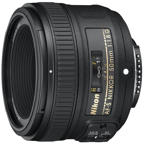 نمای نزدیک از لنز Nikon 50mm f/1.8G – نمایش جزئیات حلقه فوکوس و ساختار بدنه فلزی
