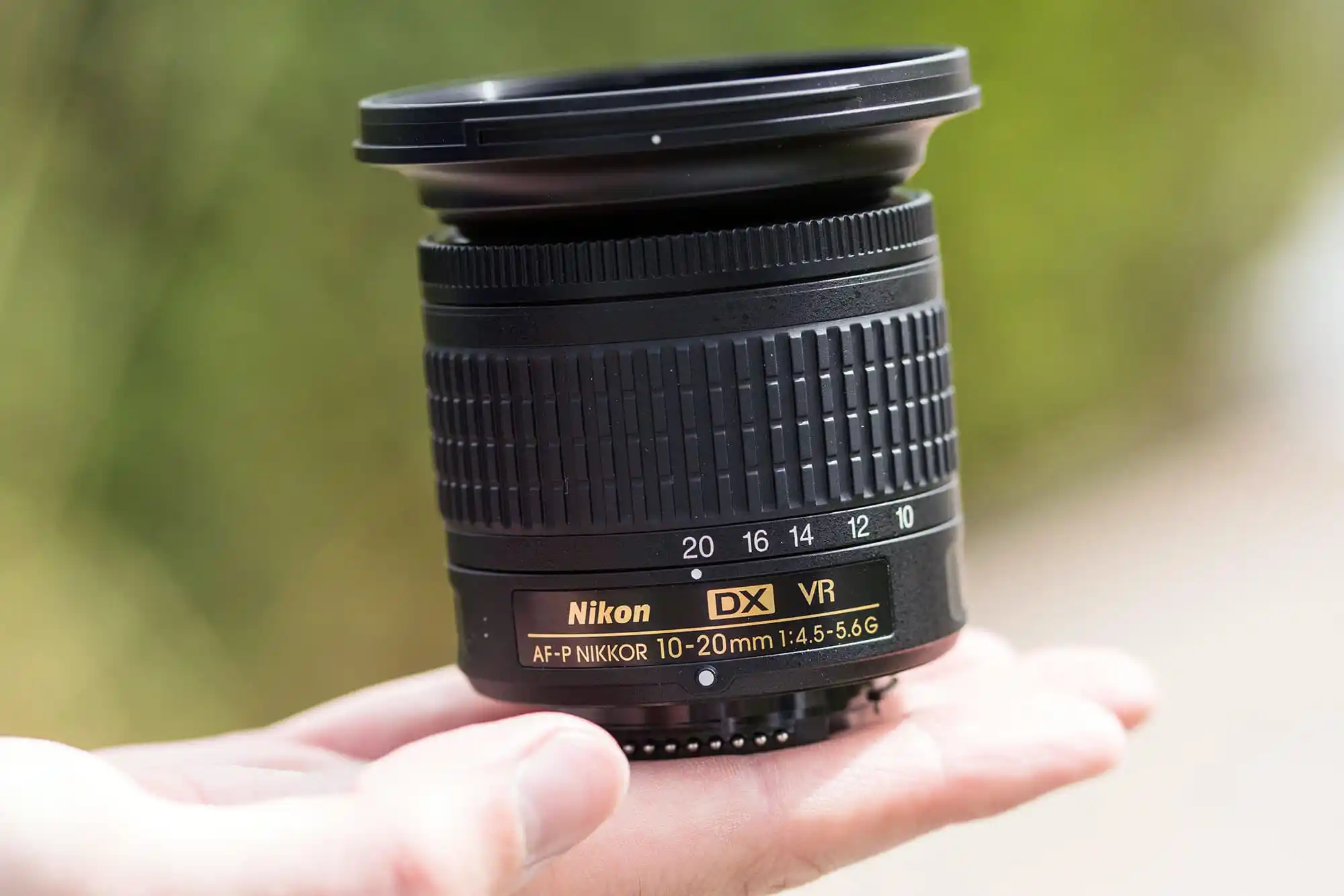 نمای جانبی لنز Nikon 10-20mm با دهانه فیلتر 72mm