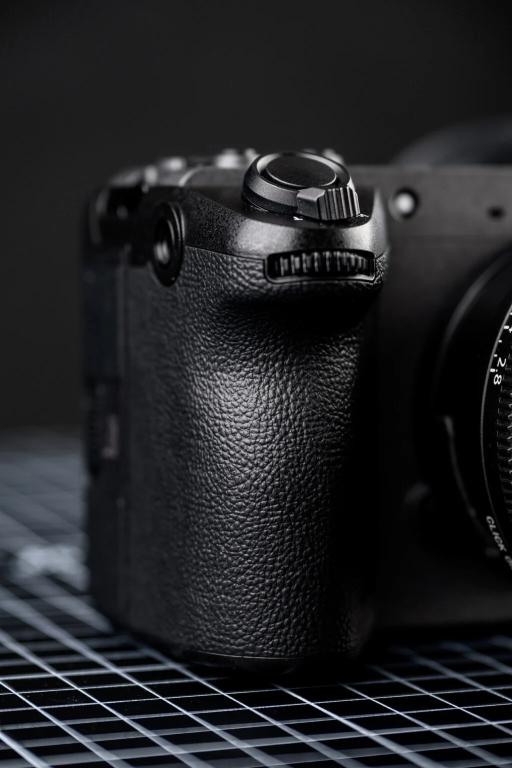 تصویر گریپ Sony FX2 با طراحی ارگونومیک و بافت ضد لغزش. این گریپ راحتی بیشتری هنگام نگه‌داشتن دوربین برای تصویربرداری طولانی‌مدت فراهم می‌کند