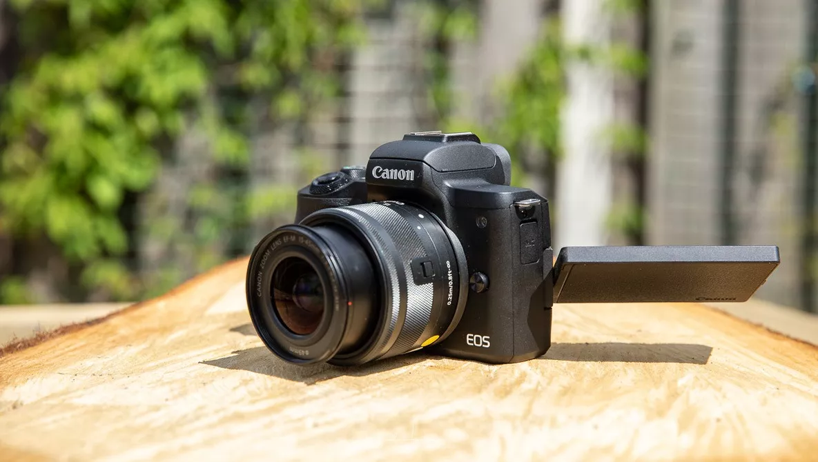 نمای روبروی دوربین Canon EOS M50 Mark II با لنز EF-M 15-45mm، طراحی سبک و مناسب برای ولاگ