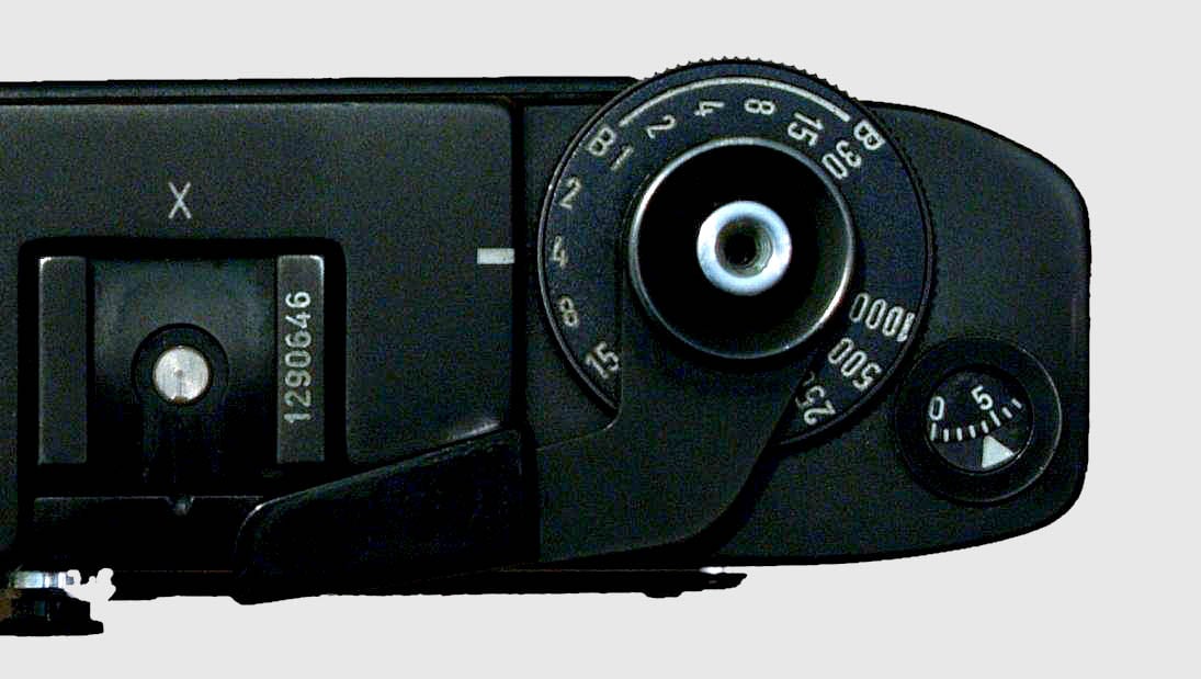 پیچ تنظیم سرعت شاتر روی یک دوربین رنج‌یاب **Leica M5 35mm** قدیمی. عکس از **Richardle Hun*