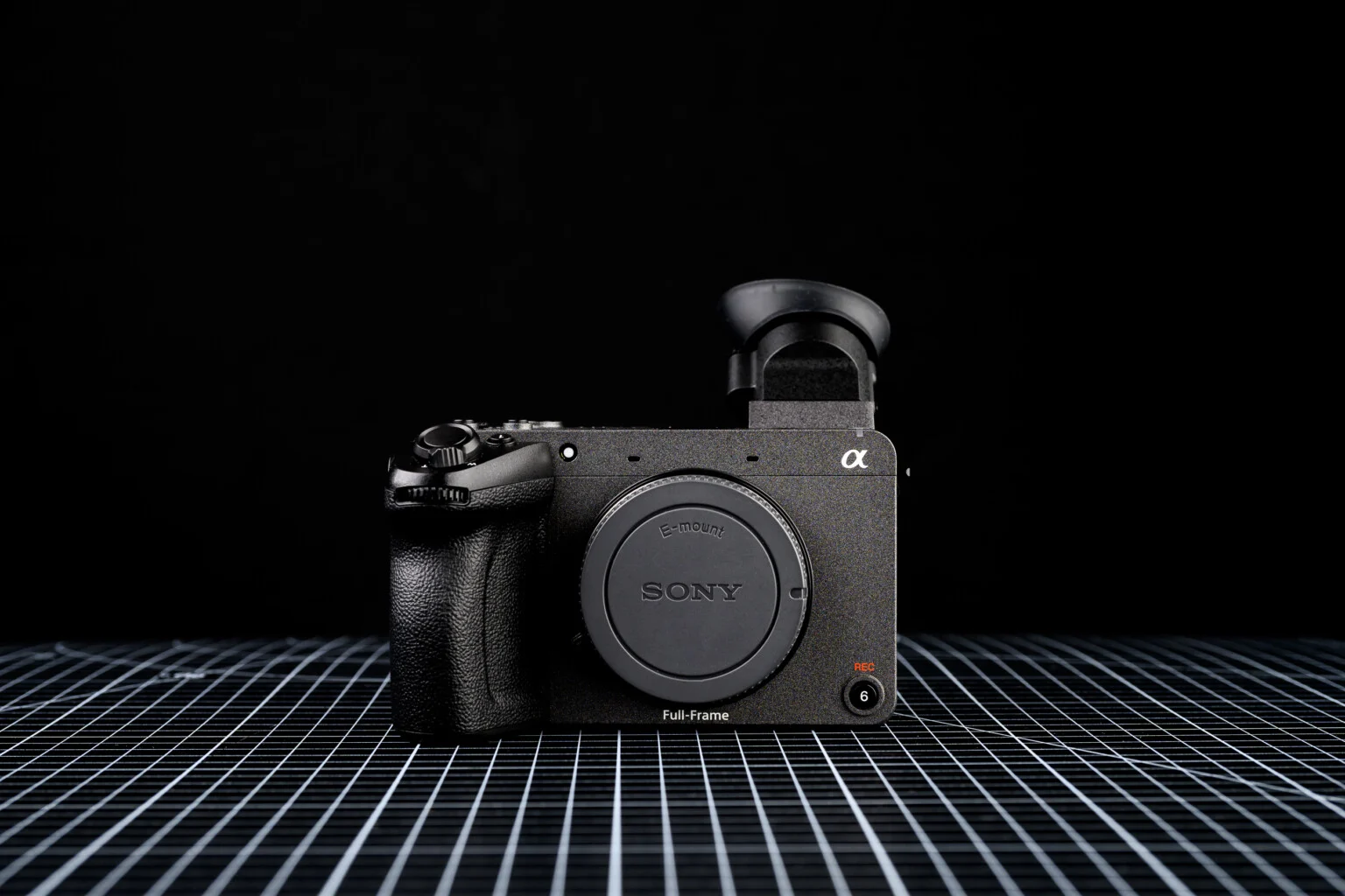  تصویر نمای جلویی Sony FX2 که لنز متصل به دوربین، چیدمان سنسور و طراحی صنعتی بدنه را نمایش می‌دهد. این طراحی ترکیبی از قابلیت‌های حرفه‌ای فیلم‌برداری و عکاسی را در یک بدنه جمع‌وجور ارائه می‌کند