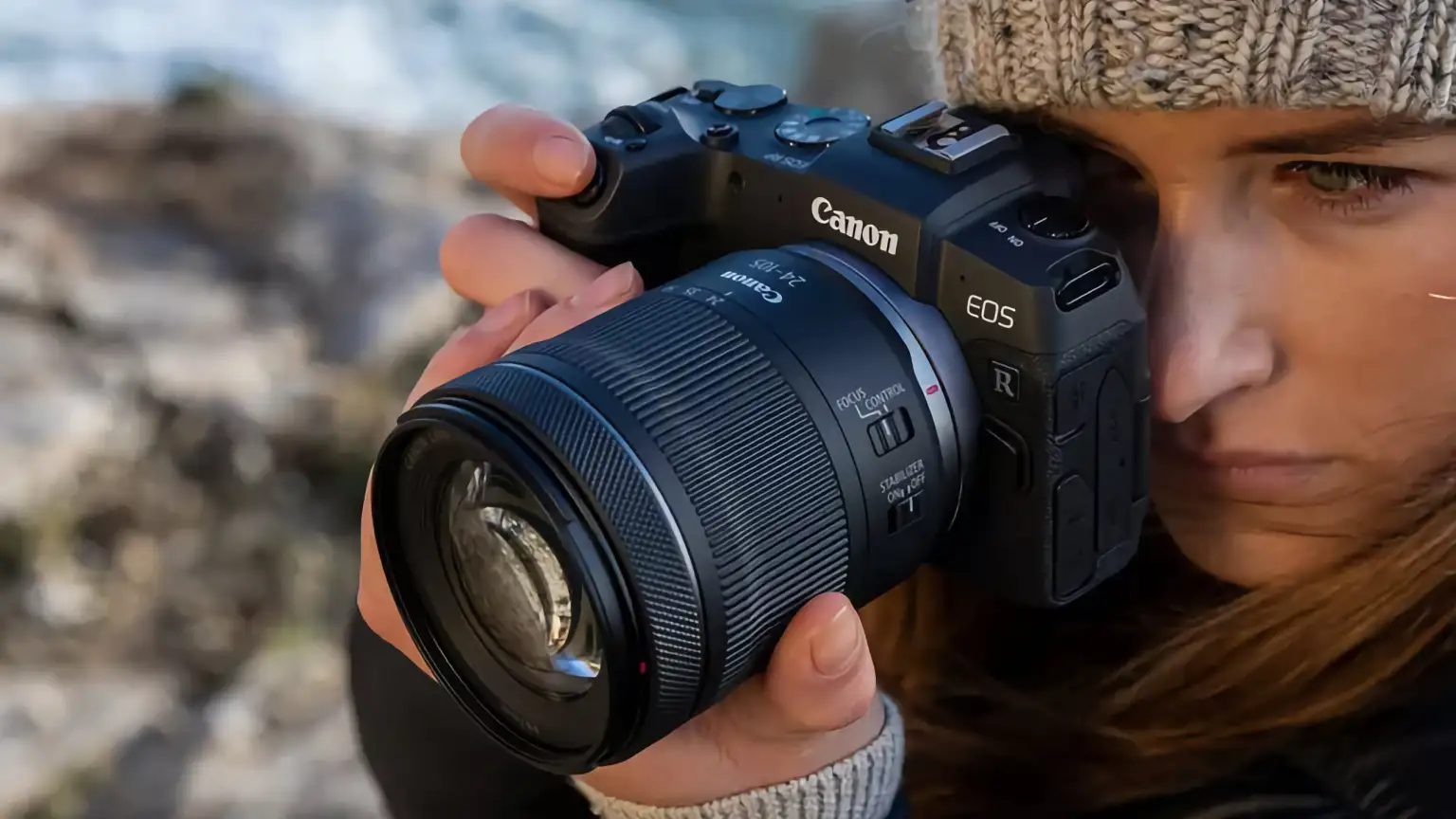 دوربین Canon EOS RP با لنز RF 24-105 IS STM در نمای جلو