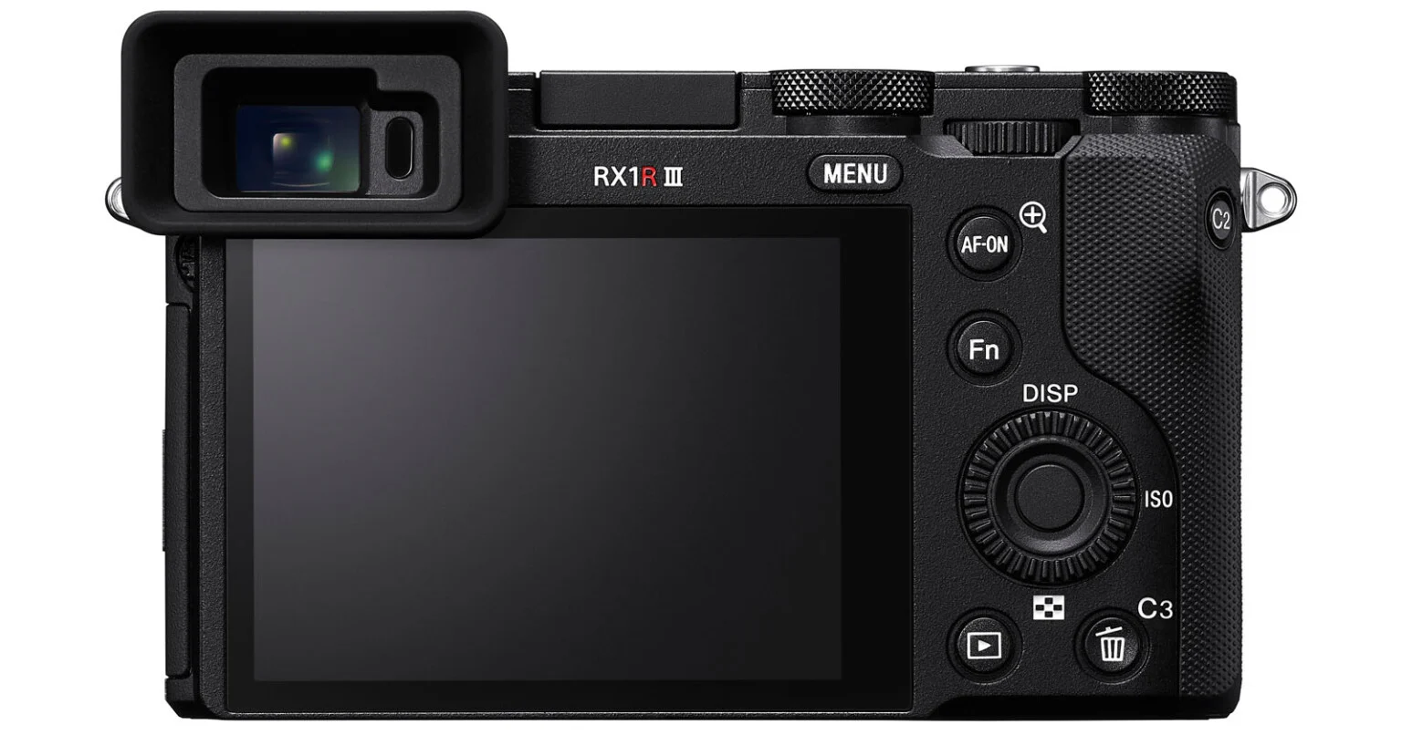 نمای پشت دوربین Sony RX1R III با نمایشگر ۳ اینچی و دکمه‌های کنترلی توکار