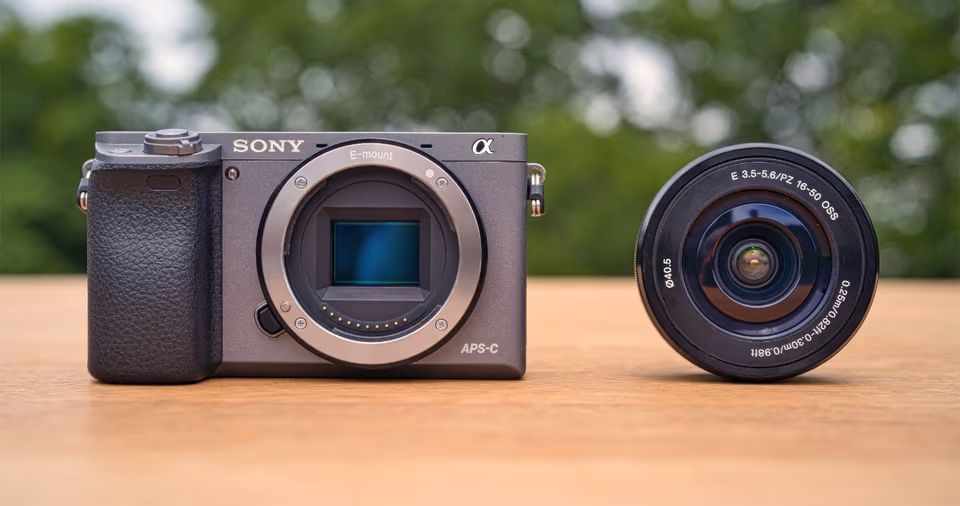 نمای روبروی Sony A6000 – منظره‌یاب OLED و صفحه‌نمایش LCD برای تجربه بصری بهتر