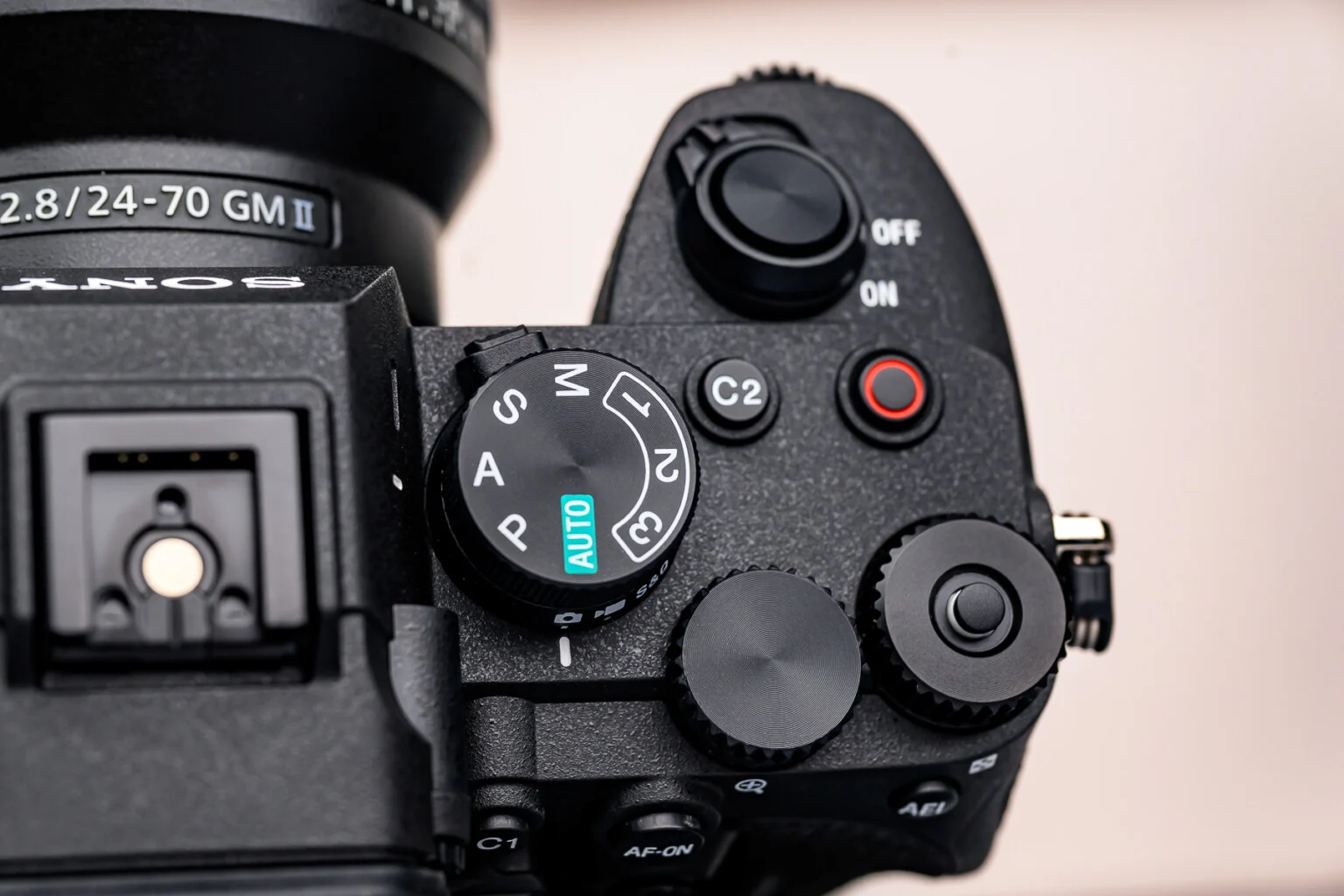 عکس نزدیک از دکمه شاتر Sony a7 V