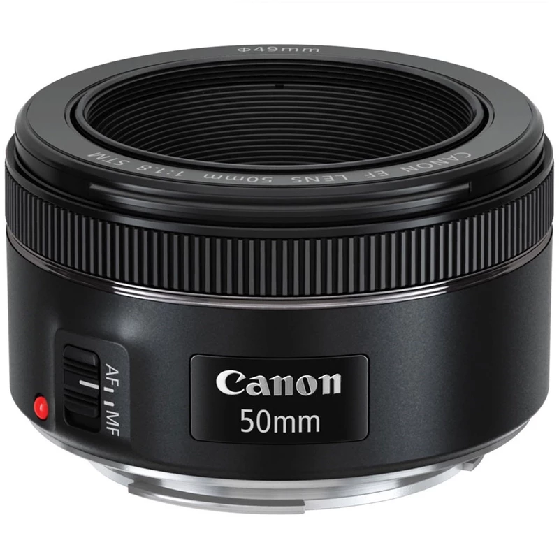 نمای نزدیک از لنز Canon EF 50mm f/1.8 STM – نمایش جزئیات ساختار بدنه و حلقه فوکوس"