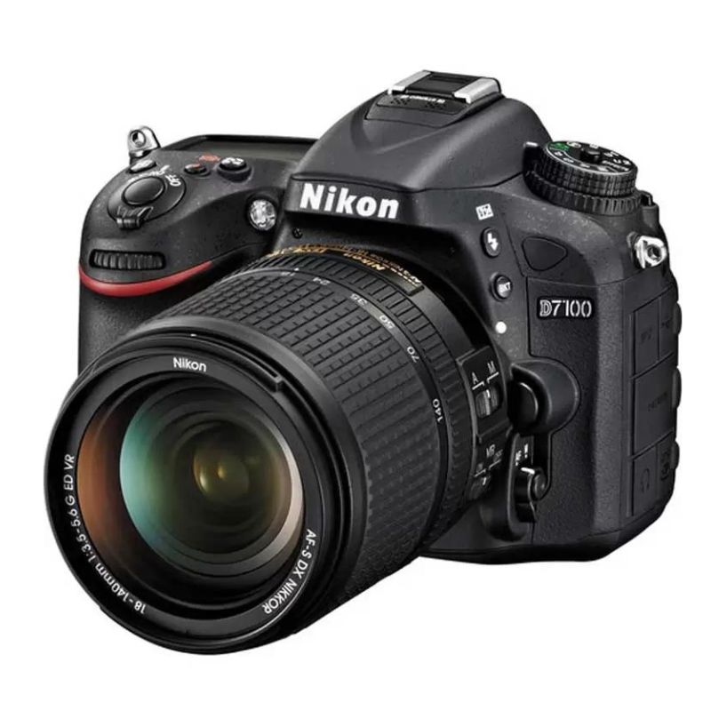 نمای نزدیک برای بررسی مشخصات فنی و ظاهری دوربین Nikon d7100 به همراه لنز 18-140