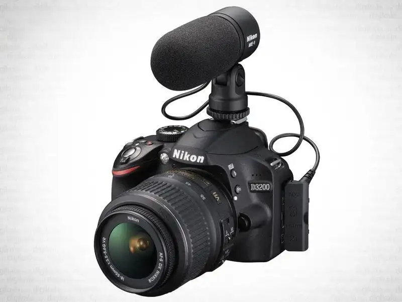 خرید دوربین دست دوم نیکون D3200 - گزینه‌ای مقرون‌به‌صرفه با عملکرد عالی  نمای کامل دوربین با نمایش صفحه‌نمایش و درگاه‌های اتصال