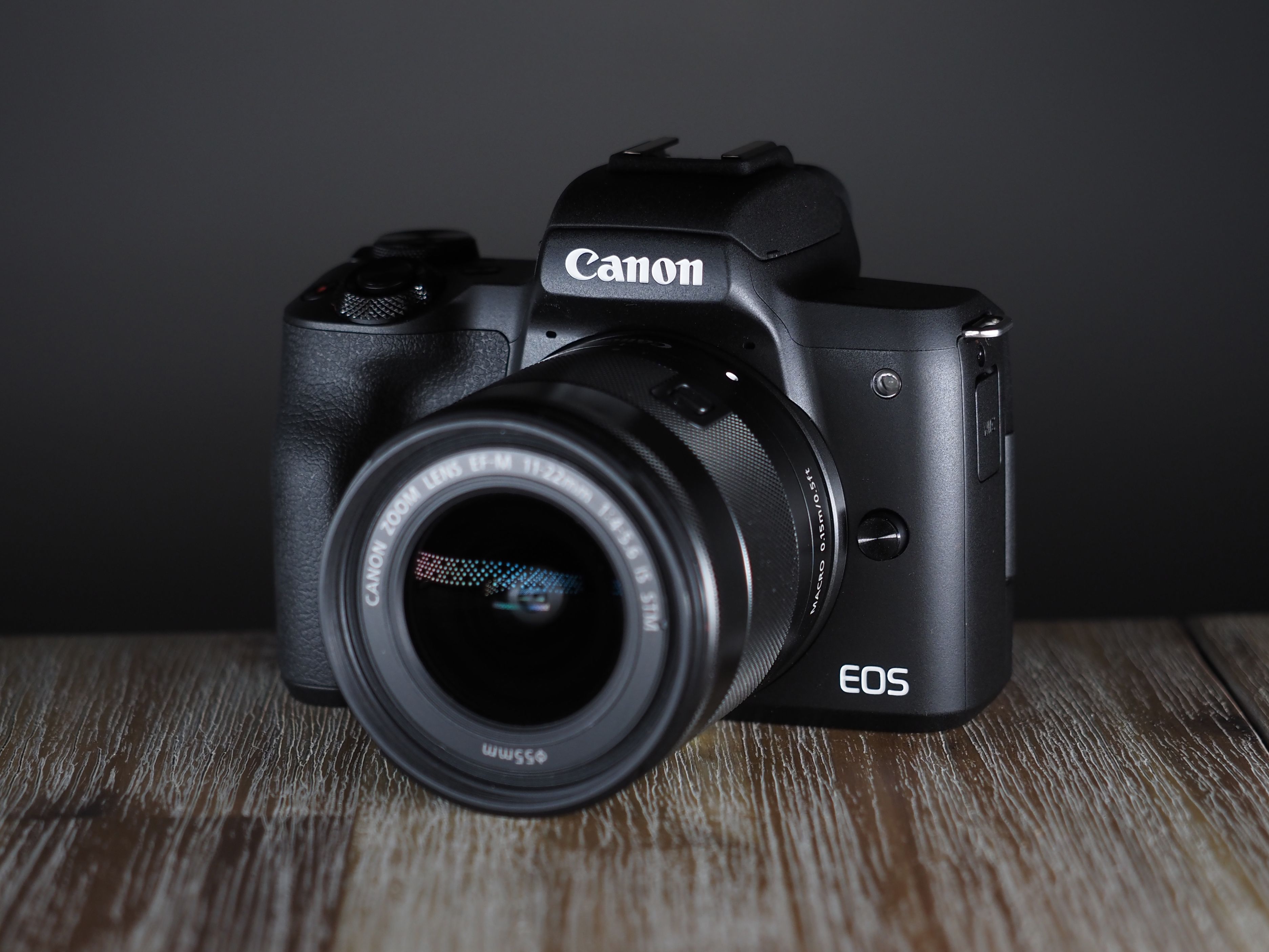 نمای جلویی دوربین Canon EOS M50 با لنز EF-M 15-45mm؛ طراحی سبک و مناسب برای ولاگ و تولید محتوا