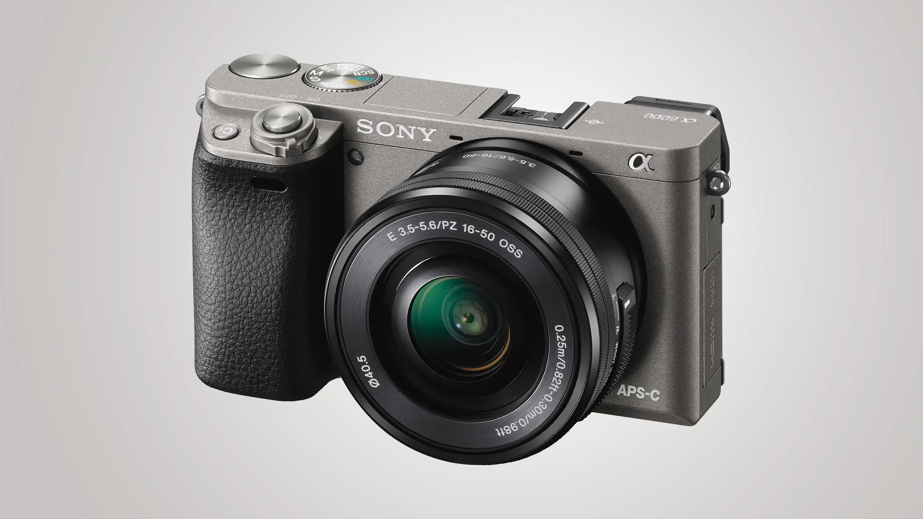 نمای نزدیک دوربین Sony A6000 – طراحی ارگونومیک و دکمه‌های کنترلی دقیق