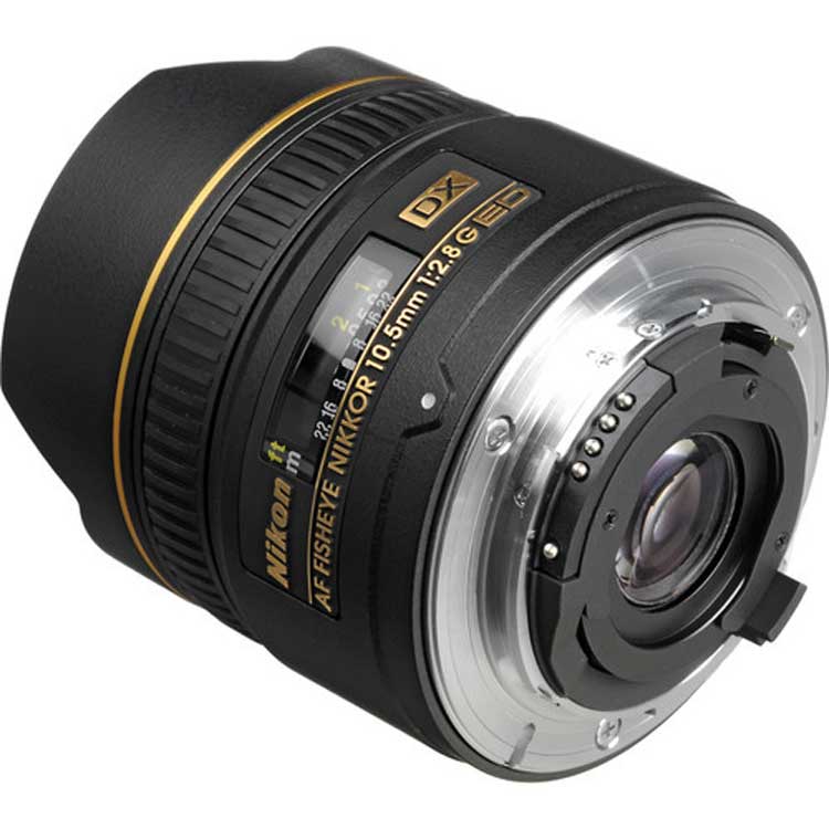 نمای زاویه‌دار از لنز Nikon DX 10.5mm f/2.8G ED Fisheye با طراحی اپتیکی منحنی، مناسب بررسی ساختار بدنه و کیفیت طراحی در نقد تخصصی محصول