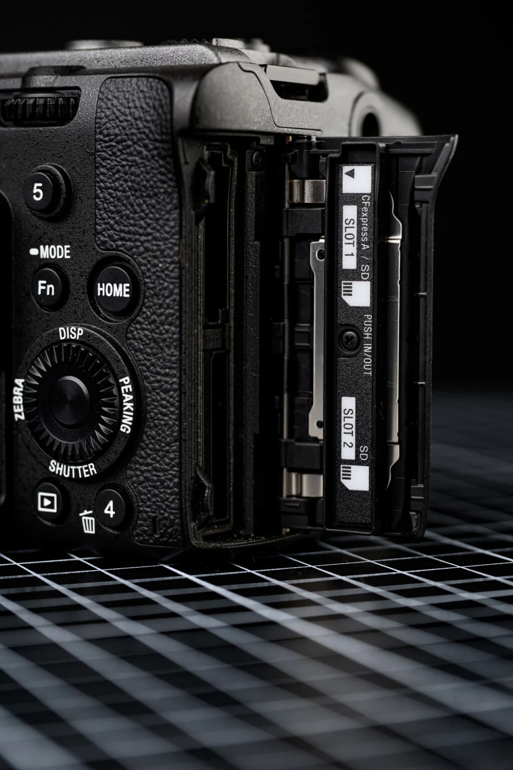 تصویر اسلات کارت حافظه Sony FX2 که از کارت‌های CFexpress Type A و SD UHS-II پشتیبانی می‌کند. این طراحی به کاربران امکان استفاده از کارت‌های پرسرعت برای ضبط ویدئوهای حرفه‌ای را می‌دهد