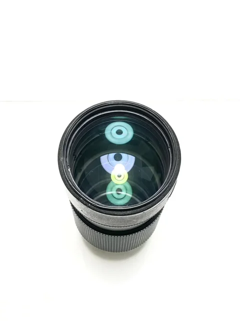 نمای نزدیک عدسی جلویی لنز نیکون 80-200 f/2.8