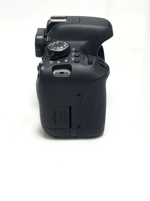 نمای جانبی راست دوربین Canon 750D؛ بررسی بدنه و کنترل‌ها