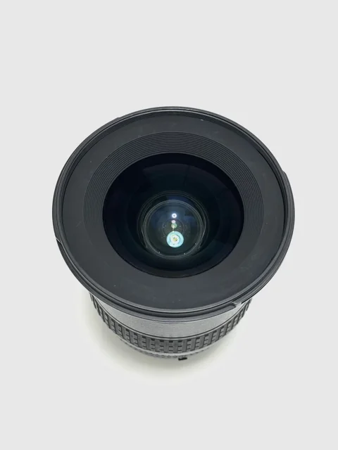 نمای نزدیک از شیشه و عناصر اپتیکال لنز Nikon 18-35mm f/3.5-4.5D