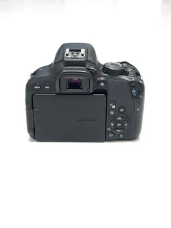 نمای پشت بدنه Canon EOS 800D؛ نمایش صفحه نمایش LCD و دکمه‌های کنترلی