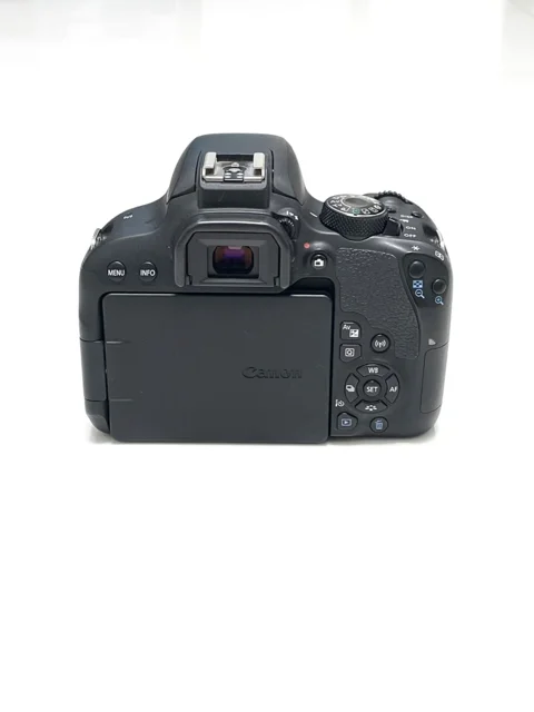نمای پشت بدنه Canon EOS 800D؛ نمایش صفحه نمایش LCD و دکمههای کنترلی
