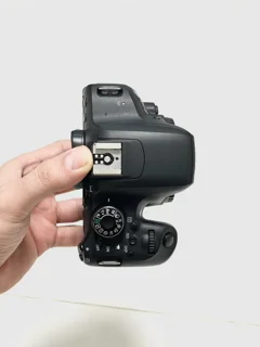 نمای بالای بدنه دوربین Canon 800D؛ بررسی بخش شاتر و سوئیچ‌ها