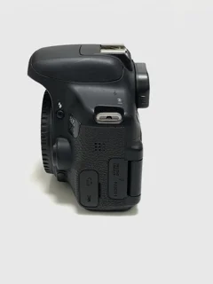 نمای جانبی چپ دوربین Canon 750D؛ بررسی درگاه‌ها و پورت‌ها