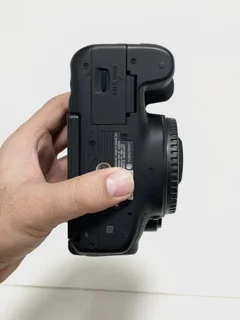 نمای پایین بدنه دوربین Canon 750D؛ نمایش پایه اتصال سه‌پایه