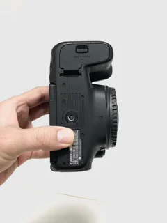 نمای زیر دوربین Canon 800D (Body Only)؛ محل اتصال پایه و باتری