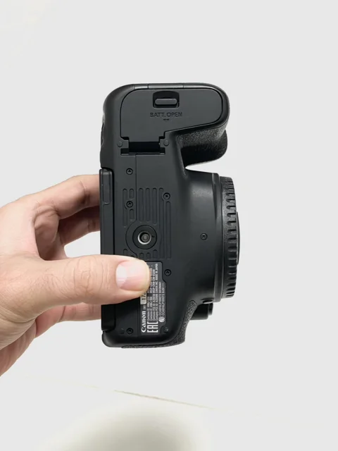 نمای زیر دوربین Canon 800D (Body Only)؛ محل اتصال پایه و باتری