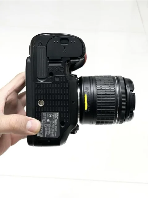 نمای زیر بدنه دوربین Nikon D7200 با لنز 18-55 کارکرده