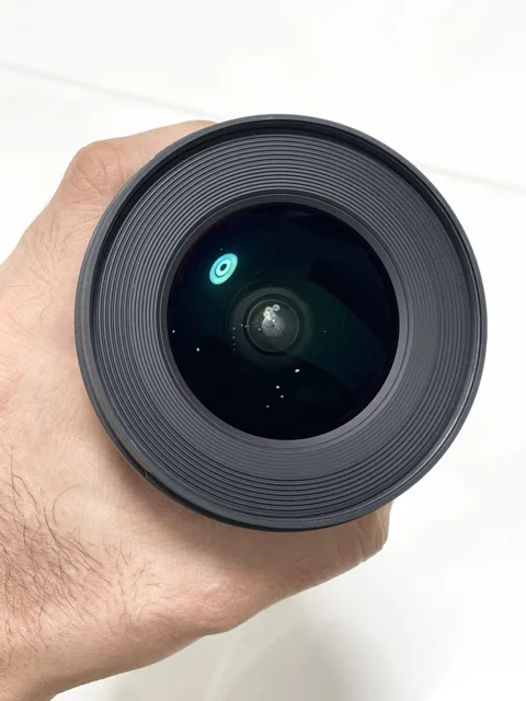 نمای نزدیک از شیشه جلو لنز فوق واید Sigma 10-20mm f/3.5 EX DC HSM؛ کیفیت اپتیکال بالا