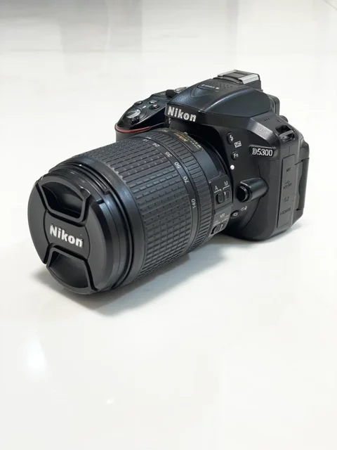 دوربین نیکون D5300 با لنز 18-140 (کارکرده، بسیار تمیز)