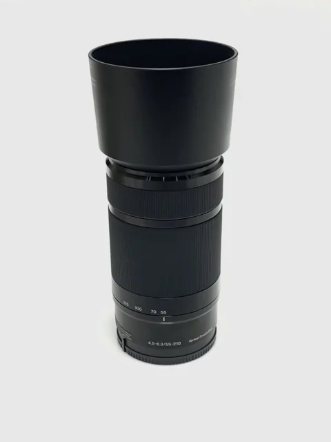 نمای نزدیک از بدنه لنز سونی مدل 55-210mm با لرزشگیر OSS