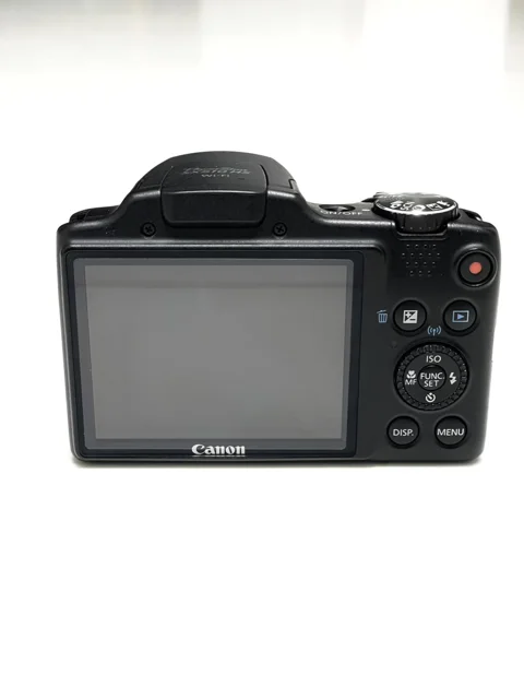 نمای پشت دوربین Canon SX510 HS؛ نمایش صفحه نمایش LCD و دکمه‌های کنترل