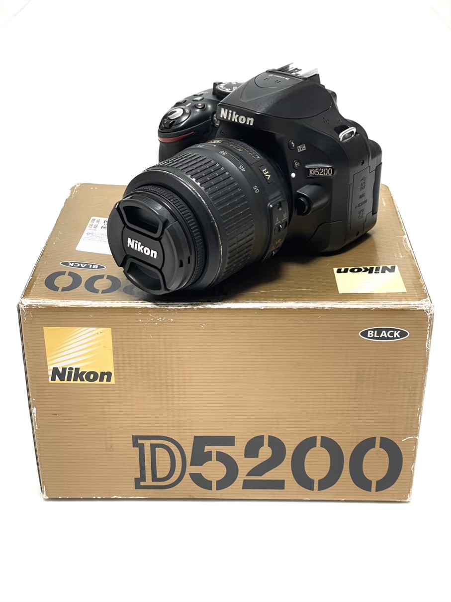 دوربین Nikon D5200 با لنز 18-55 (کارکرده، بسیار تمیز)