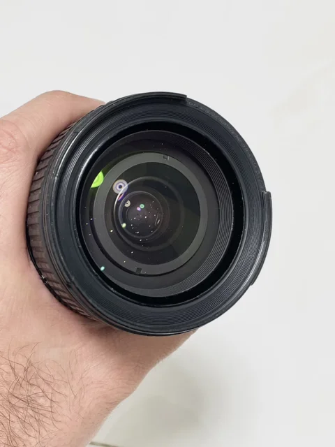 نمای نزدیک از شیشه جلو لنز Nikon 24-120mm AF-S VR؛ نمایش کیفیت عناصر اپتیکال