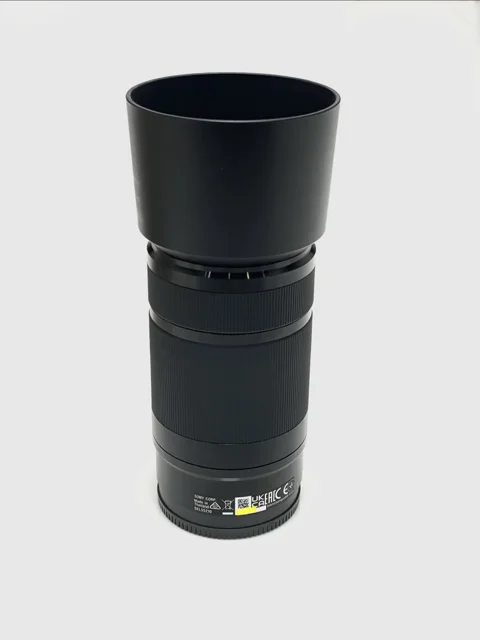 نمای کناری لنز Sony 55-210mm؛ نمایش کیفیت ساخت و متریال