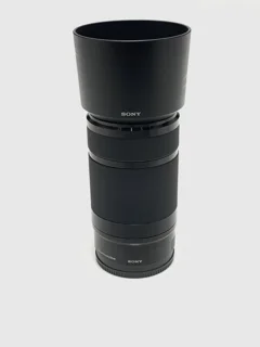 نمای جانبی لنز تله‌فوتو Sony 55-210mm؛ بررسی بدنه و طراحی ارگونومیک