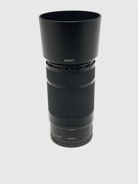 نمای جانبی لنز تلهفوتو Sony 55-210mm؛ بررسی بدنه و طراحی ارگونومیک