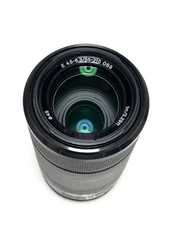 نمای نزدیک از شیشه جلو و عناصر اپتیکال لنز Sony 55-210mm OSS