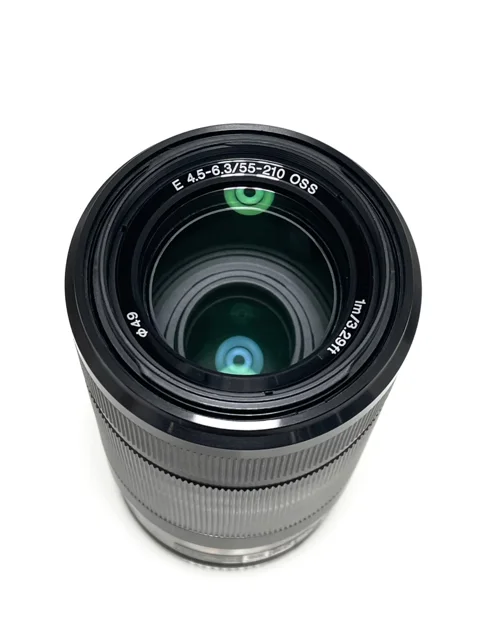نمای نزدیک از شیشه جلو و عناصر اپتیکال لنز Sony 55-210mm OSS