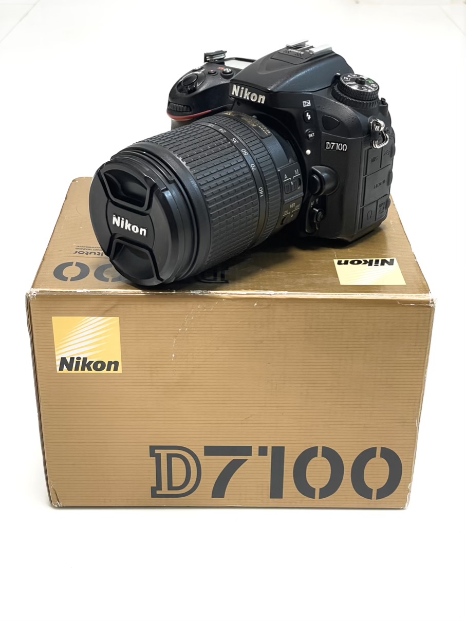 دوربین نیکون Nikon D7100 با لنز 18-140 (کارکرده بسیار تمیز)