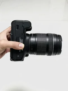 نمای زیر دوربین Canon 750D؛ بررسی بخش باتری و پایه سه‌پایه
