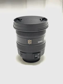نمای نزدیک از بدنه لنز سیگما 10-20mm مجهز به موتور فوکوس HSM