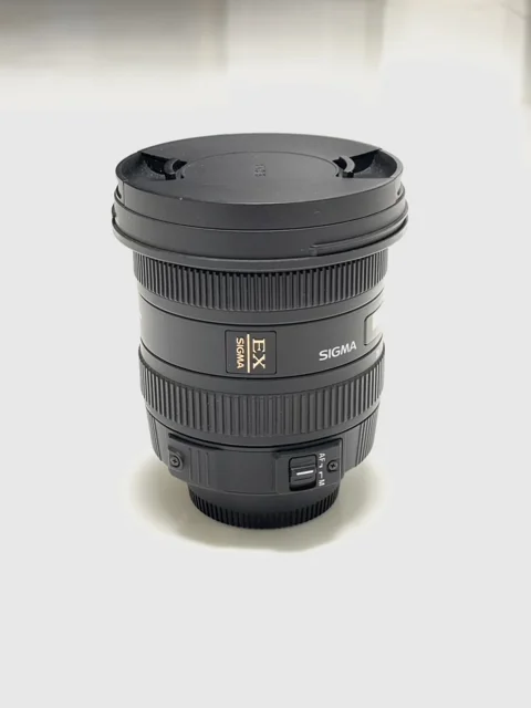 نمای نزدیک از بدنه لنز سیگما 10-20mm مجهز به موتور فوکوس HSM