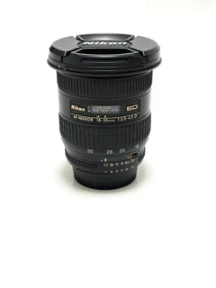 نمای نزدیک از لنز Nikon 18-35mm f/3.5-4.5D؛ نمایش جزئیات بدنه و نوشته‌های لنز