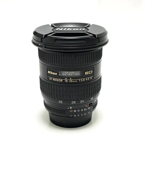 نمای نزدیک از لنز Nikon 18-35mm f/3.5-4.5D؛ نمایش جزئیات بدنه و نوشتههای لنز